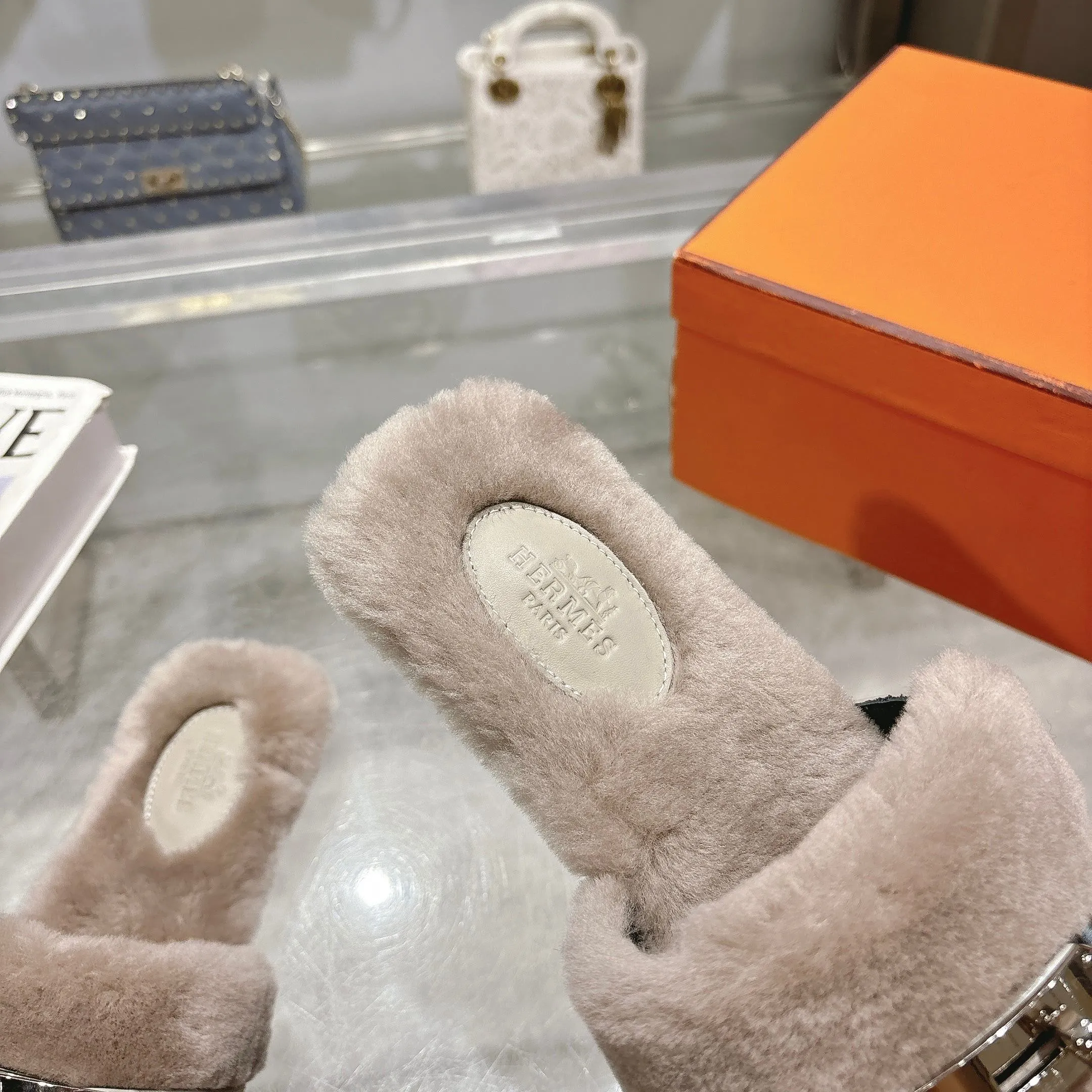 👟👟Ex-factory price 500👟👟 Purchasing agent level Hermes Hermès second uncle hair slippers are in stock all year round. 2025 new and new colors official website, Xiaohongshu synchronizes the latest color matching Hermès hot models are hot online, upgraded workmanship, high quality! Fashionable small wool H-trailers, autumn and winter style flat-soled wool mop, can be customized without standard, non-refundable and non-exchangeable. Fabric: Imported lamb's roll real wool. Lining: Imported lamb's roll real wool. Outsole: Genuine leather outsole. Size: 35-43, [Note: 41, 42, 43 customized]